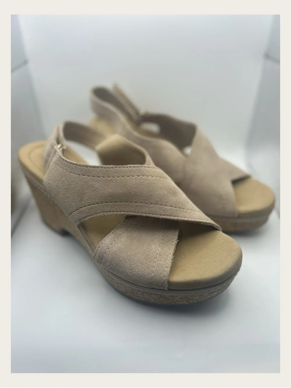 🌾✨ Clarks Giselle Cove Sand Suede Cork Wedge Sling-Back Sandals Women’s 8.5 M
